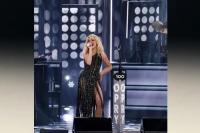 Tampil Seksi, Sabrina Carpenter Pakai Gaun Vintage Bob Mackie