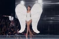 Gigi Hadid Tampil bak Bidadari Bersayap Putih di Victoria`s Secret 2025