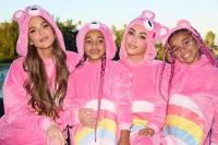Khloe Kardashian dan Kim Kardashian Kompak Pakai Kostum Care Bears Pink