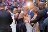 Cynthia Erivo Lindungi Ariana Grande yang Diserang Penggemar di Singapura