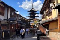 Terlalu Dipadati Turis, Kyoto Bakal Naikkan Harga Tiket Bus