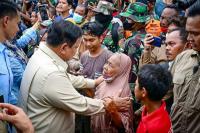 Prabowo Bagikan Sembako Usai Salat Id bersama Penyintas Bencana Aceh