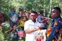 Senator Filep Salurkan Bantuan Pangan ke Pengungsi Moskona Bintuni