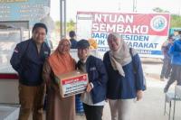 Kementrans Salurkan 1.700 Paket Sembako Presiden ke Transmigran Balerang