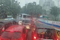Siapkan Payung, Jakarta Diprediksi Diguyur Hujan hingga Malam