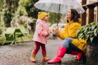 Manfaat Seru Mandi Hujan Bersama Anak