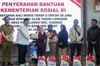 Pimpinan DPR Kawal Pemulihan Longsor Cisarua Serahkan Bantuan Kemensos