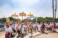 Jelang Nyepi, Umat Hindu Bekasi Upacara Melasti di Jembatan Cinta