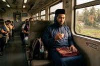 Bolehkah Sholat Tidak Menghadap Kiblat saat di Kendaraan? Ini Hukumnya