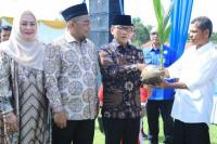 Mendes Serahkan 2 Juta Bibit Kelapa dan Pinang ke Warga di Pariaman
