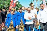 Kenakan Baju Adat Sasak, Mendes Hadiri HUT ke-68 Lombok Barat